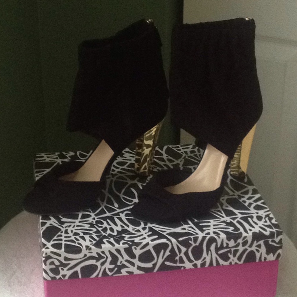 BEAUTIFUL Velvet peep toe Bootie